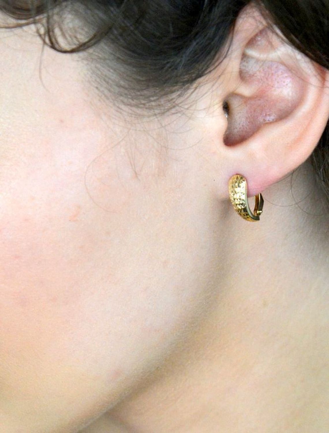 Kolczyki złote grawerowane zapięcie ang. pr 375, KL 6183D 375 Złote kolczyki próby 375 z grawerowanym wzorem – klasyczna elegancja. Wyjątkowe kolczyki wykonane z wysokiej jakości złota.jpg